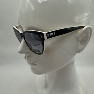 EUC/GENTLY WORN BCBGMAXAZRIA “Date Night” sunglasses with case & cleaning cloth